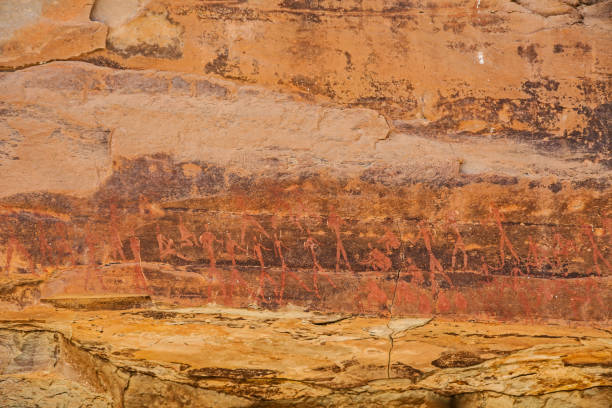 arte rupestre de bosquimanos en áfrica del sur 14 - cave painting rock africa bushmen fotografías e imágenes de stock