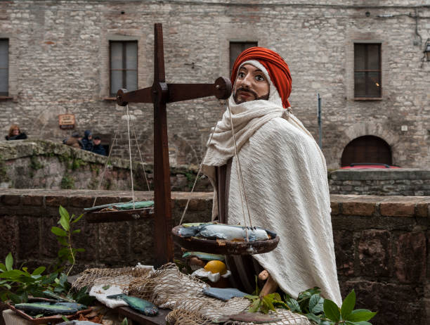 una visita alla bellissima città medievale della regione umbria, durante le vacanze di natale, con i presepi delle statue a grandezza naturale nel quartiere san martino - italia - holidays and celebrations church wall italy foto e immagini stock