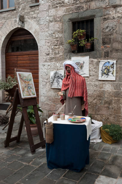 una visita alla bellissima città medievale della regione umbria, durante le vacanze di natale, con i presepi delle statue a grandezza naturale nel quartiere san martino - italia - holidays and celebrations church wall italy foto e immagini stock