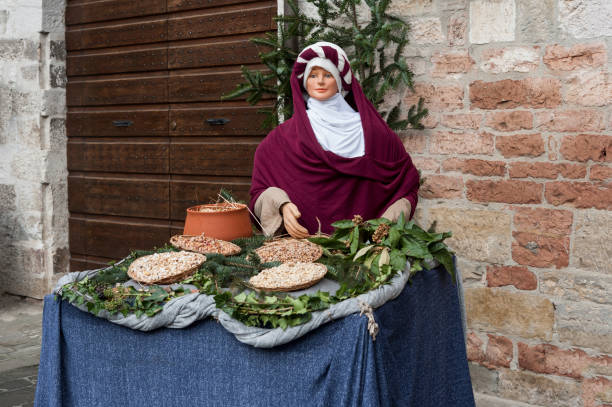 una visita alla bellissima città medievale della regione umbria, durante le vacanze di natale, con i presepi delle statue a grandezza naturale nel quartiere san martino - italia - holidays and celebrations church wall italy foto e immagini stock