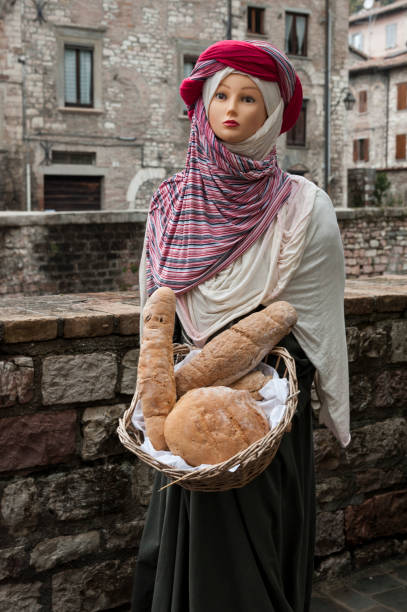 una visita alla bellissima città medievale della regione umbria, durante le vacanze di natale, con i presepi delle statue a grandezza naturale nel quartiere san martino - italia - holidays and celebrations church wall italy foto e immagini stock