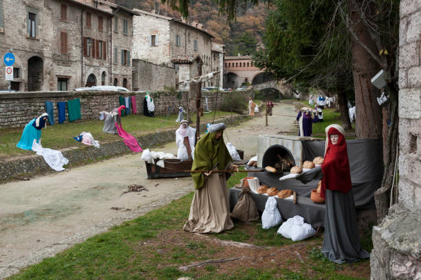 una visita alla bellissima città medievale della regione umbria, durante le vacanze di natale, con i presepi delle statue a grandezza naturale nel quartiere san martino - italia - holidays and celebrations church wall italy foto e immagini stock