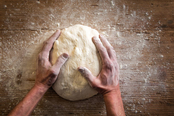 making bread dough - chef baker bakery flour imagens e fotografias de stock