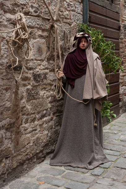 una visita alla bellissima città medievale della regione umbria, durante le vacanze di natale, con i presepi delle statue a grandezza naturale nel quartiere san martino - italia - holidays and celebrations church wall italy foto e immagini stock