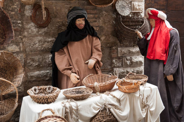 una visita alla bellissima città medievale della regione umbria, durante le vacanze di natale, con i presepi delle statue a grandezza naturale nel quartiere san martino - italia - holidays and celebrations church wall italy foto e immagini stock