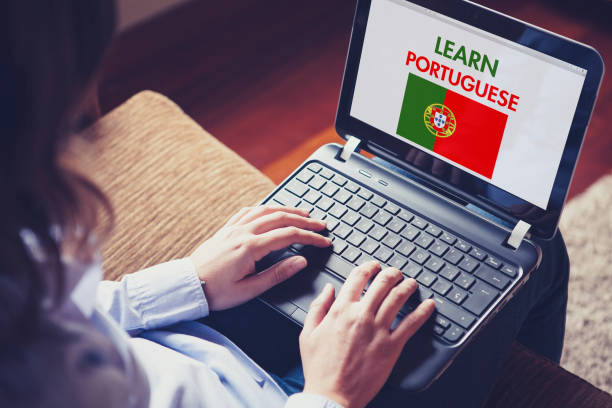 kobieta uczy się portugalskiego w domu z laptopem. - portuguese language zdjęcia i obrazy z banku zdjęć