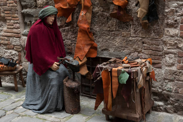 una visita alla bellissima città medievale della regione umbria, durante le vacanze di natale, con i presepi delle statue a grandezza naturale nel quartiere san martino - italia - holidays and celebrations church wall italy foto e immagini stock