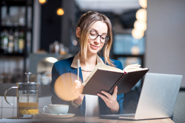 istock Businesswoman working at the cafe 894611328