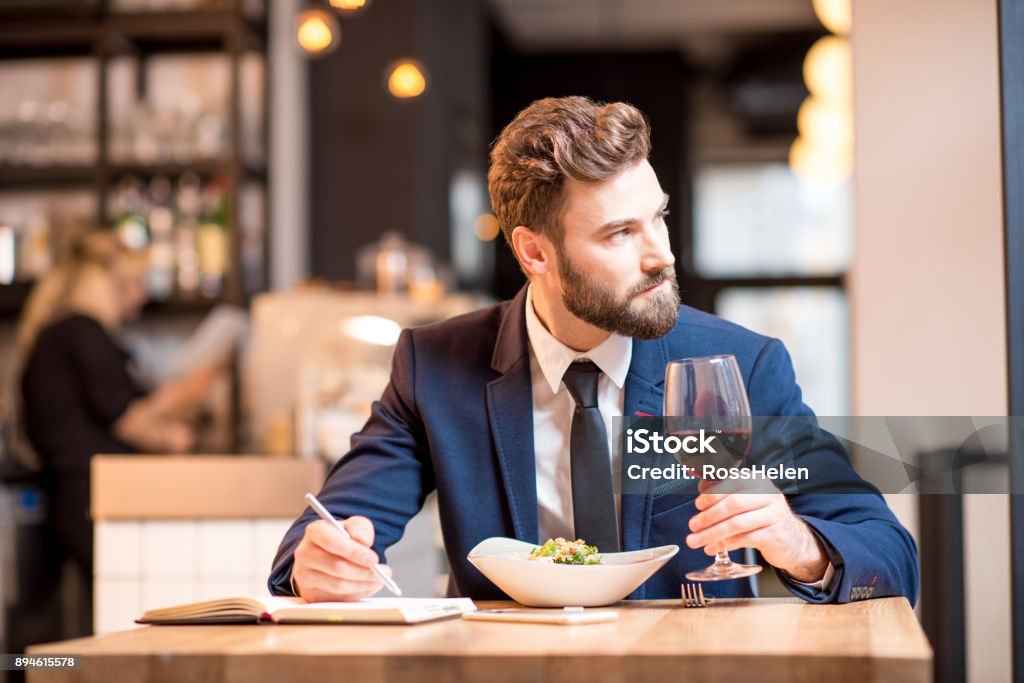 Empresário de jantar no restaurante - Foto de stock de Homens royalty-free