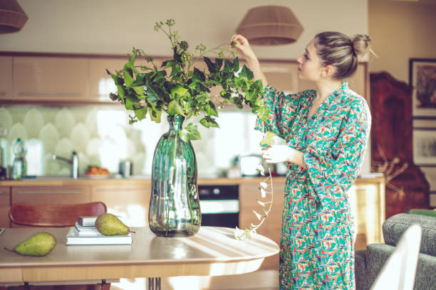 junge frau zu hause - fresh cut flowers stock-fotos und bilder