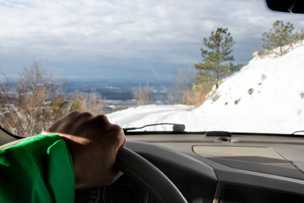 fahren im schnee - drivers point of view country road snowing blizzard stock-fotos und bilder