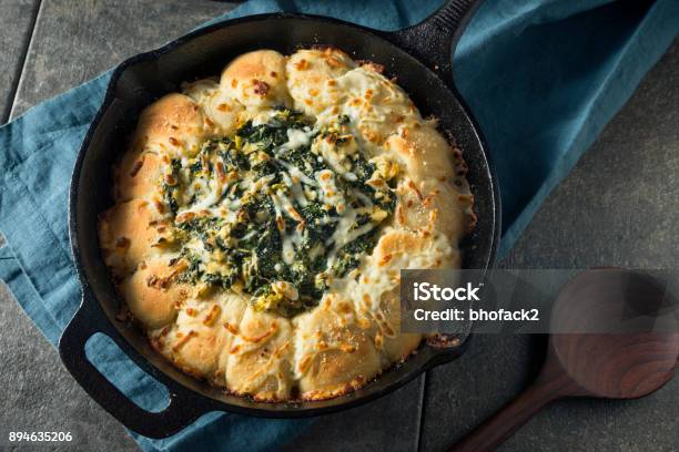 Foto de Pão Caseiro De Frigideira Com Dip De Alcachofra e mais fotos de stock de Alcachofra - Alcachofra, Banhar, Pasta