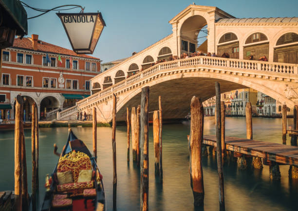 イタリア、ベネチア、リアルト橋 - venice italy grand canal italy sunset ストックフォトと画像