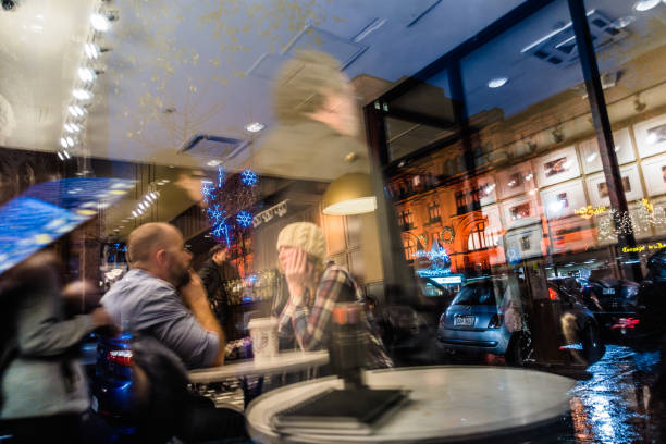 abstract beeld van een paar met glas reflectie in een koffie downtown montreal. - cafe snow stockfoto's en -beelden