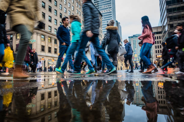 люди с движением blur ходьба быстро во время доставки час на улице ste-catherine до рождества - city street montreal street city стоковые фото и изображения