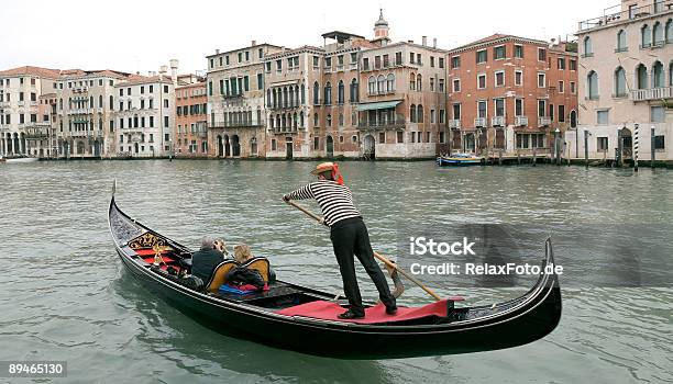 Photo libre de droit de Pilote Dans Une Gondole Sur Le Grand Canal De Venise banque d'images et plus d'images libres de droit de Gondole