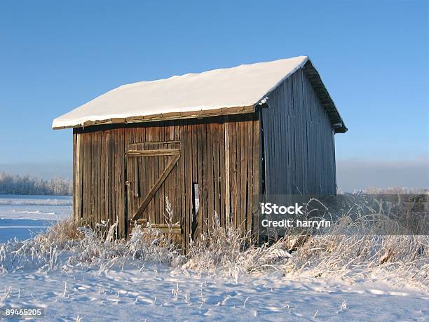 Stodoła W Zimie - zdjęcia stockowe i więcej obrazów Bez ludzi - Bez ludzi, Budynek z zewnątrz, Dach