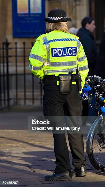 Photo libre de droit de Femme De Police Britannique banque d'images et plus d'images libres de droit de Vue de dos - Vue de dos, Vélo, Adulte