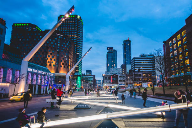 place des arts square è notte con bambini e genitori che si divertono su altalene che cambiano intensità della luce e fanno anche musica. - catharine foto e immagini stock