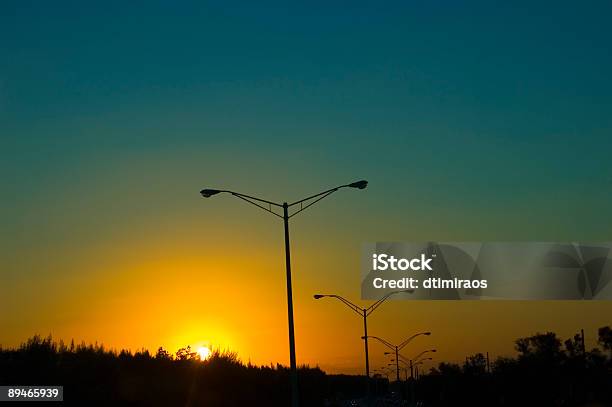 Photo libre de droit de Autoroute Au Coucher Du Soleil banque d'images et plus d'images libres de droit de Accident bénin - Accident bénin, Aube, Circulation routière