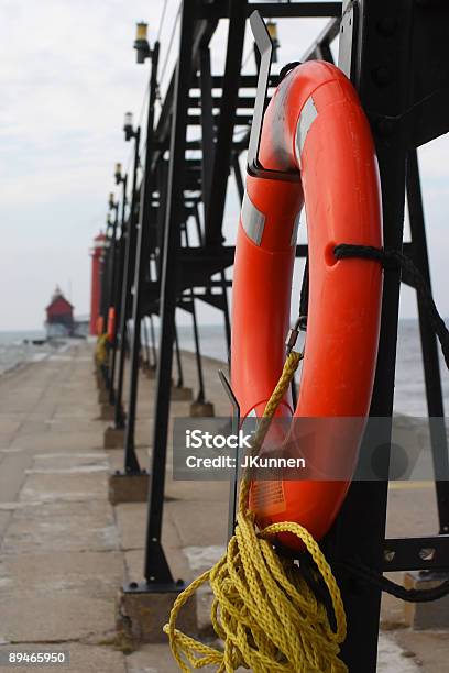 Foto de Pier Boia Salvavidas e mais fotos de stock de Afogando-se - Afogando-se, Assistência, Boia - Equipamento Marítimo de Segurança