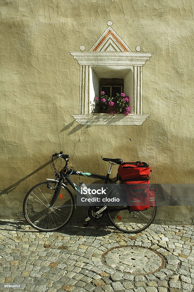 Ardez (Engadine, Suíça)-antiga típica casa e uma bicicleta - Royalty-free Antigo Foto de stock