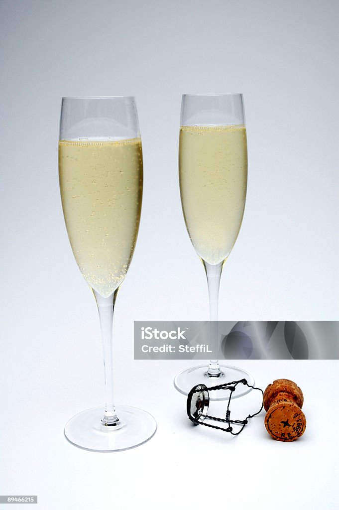 シャンパングラスと白色の背景 - お祝いのロイヤリティフリーストックフォト