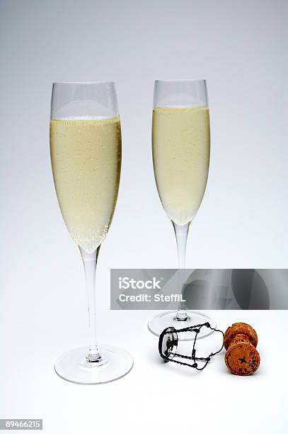 シャンパングラスと白色の背景 - お祝いのストックフォトや画像を多数ご用意 - お祝い, アルコール飲料, カラー画像