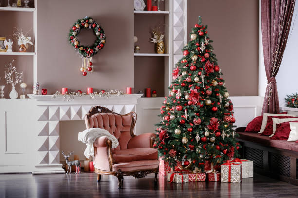 istock Image of chimney and decorated Christmas tree with gift 894662292
