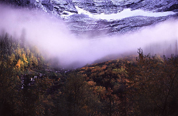 schleife der wolken - montana british columbia glacier national park mountain mountain range stock-fotos und bilder