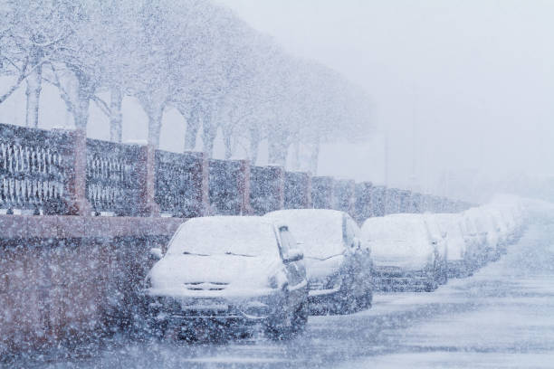 istock Snowfall in Saint-Petersburg, winter weather feature 894662804