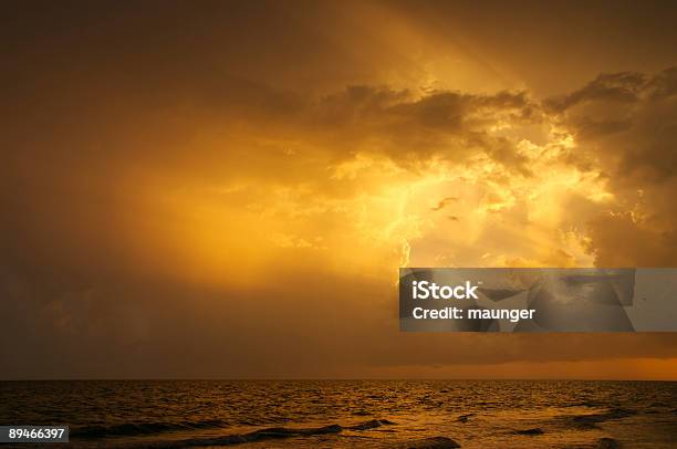 Atardecer En Sanibel Foto de stock y más banco de imágenes de Agua - Agua, Aire libre, Cielo