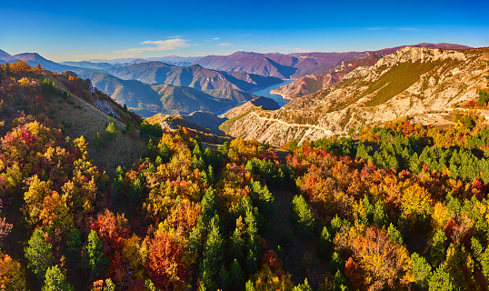 Impresionante vista aérea del lago Kozjak con picos de las montañas alrededor de él en otoño. photo