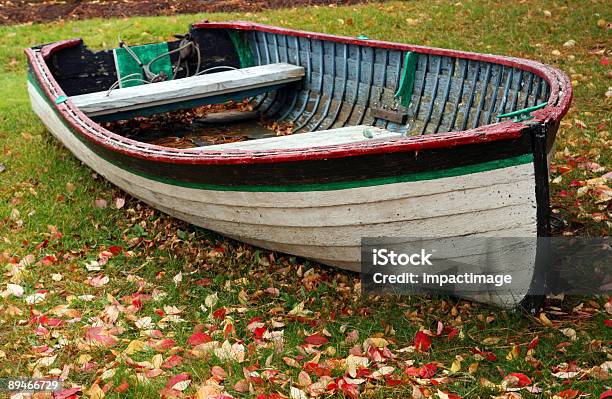 Barco Abandonado - Fotografias de stock e mais imagens de Barco Salva-vidas - Barco Salva-vidas, Partido, Abandonado
