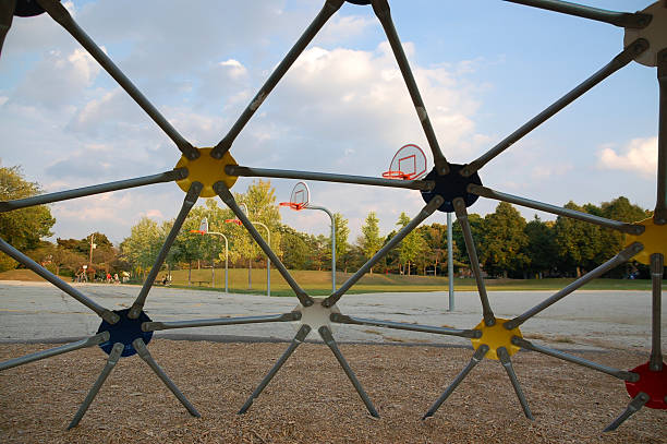 abóboda geodésica e redes de basquetebol - triangle geodesic dome mesh dome imagens e fotografias de stock
