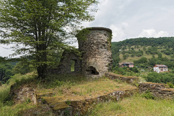 istock Castle rock with castle ruins Geroldstein in Heidenrod-Geroldstein, Germany 894670262