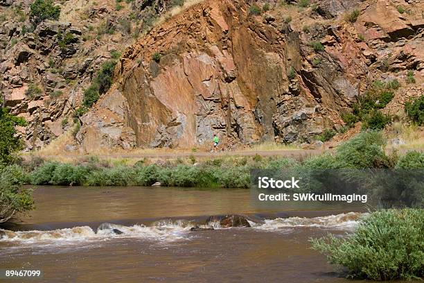 Mountain Bike Riders Di Waterton Canyon In Colorado - Fotografie stock e altre immagini di Allenamento