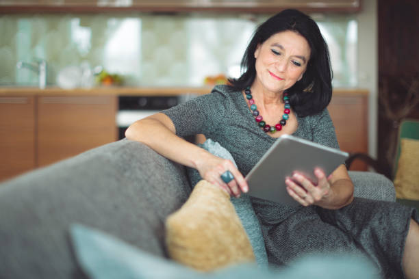 ritratto di una bella donna - business person sitting looking at camera corporate business foto e immagini stock