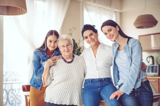 família feliz - senior adult senior women 80 plus years grandmother - fotografias e filmes do acervo