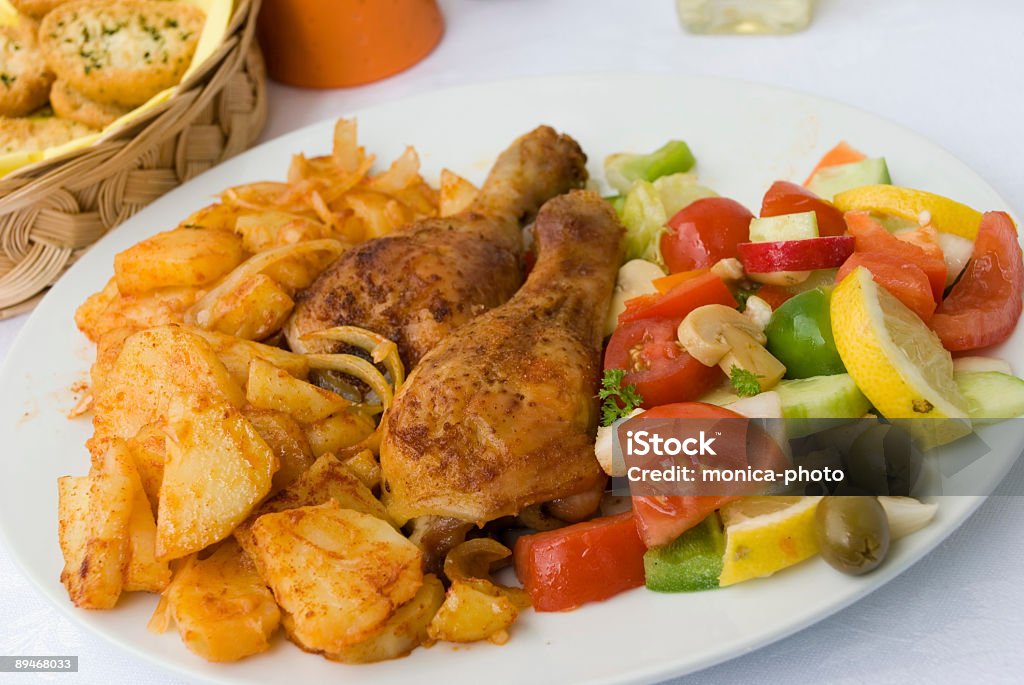 Курица ноги с карри и картофель и Салат из - Стоковые фото Без людей роялти-фри