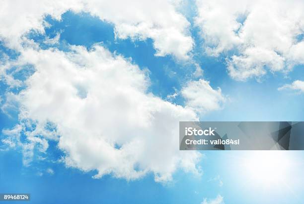 Sonniger Himmel Hintergrund Stockfoto und mehr Bilder von Bildhintergrund - Bildhintergrund, Bildkomposition und Technik, Blau