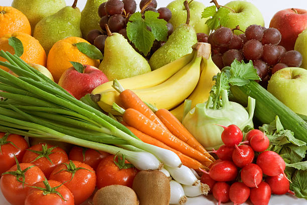 assortiment de légumes frais et des fruits - fruits et légumes photos et images de collection