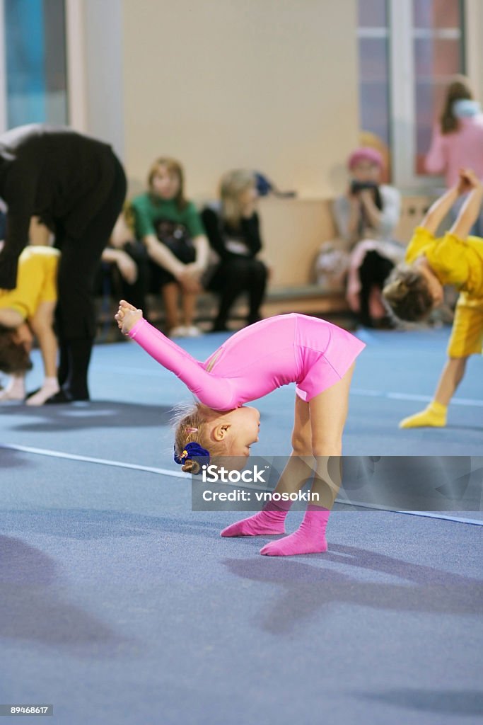 Маленький ребенок-gymnast - Стоковые фото Акробат роялти-фри