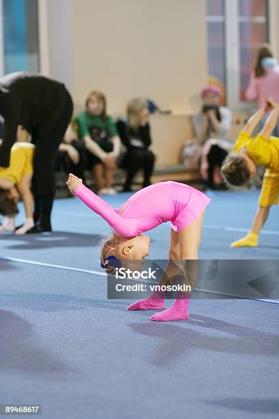 Маленький Ребенокgymnast — стоковые фотографии и другие картинки Акробат - Акробат, Акробатическая деятельность, Активный образ жизни