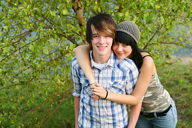 love gefunden - teenage couple stock-fotos und bilder