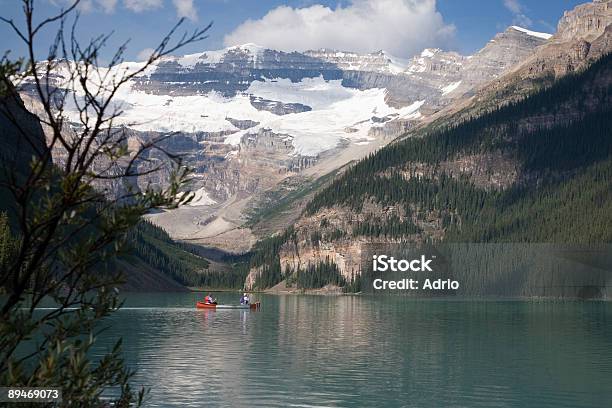 Photo libre de droit de Canoë Sur Le Lac Louise banque d'images et plus d'images libres de droit de Alberta - Alberta, Canada, Canoë