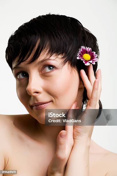 Foto de Closeup De Rosto Bonito Com Flores e mais fotos de stock de Adolescente - Adolescente, Adulto, Alegria