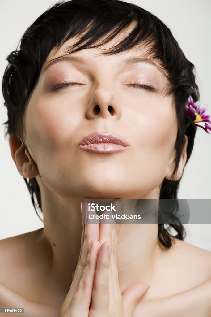 Gros plan de beau visage avec des fleurs - Photo de Adolescent libre de droits