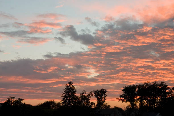 Cloudscape com o pôr-do-sol - foto de acervo