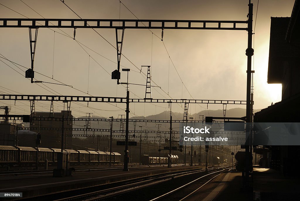 Gare ferroviaire de marchandises dans la brume matinale - Photo de Brouillard libre de droits